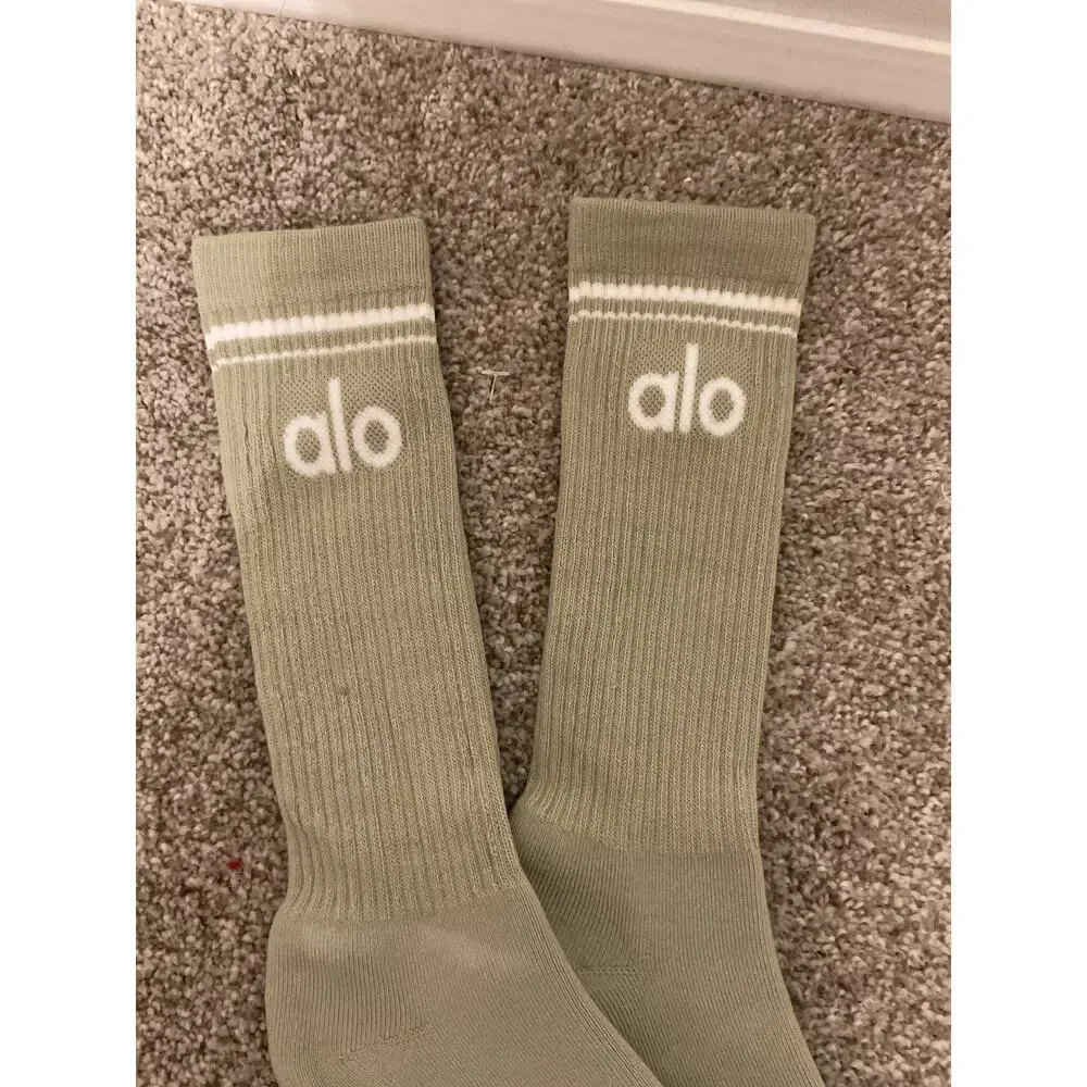 NWT Alo Yoga Unisex Throwback Socks Limestone White Crew Socks, M